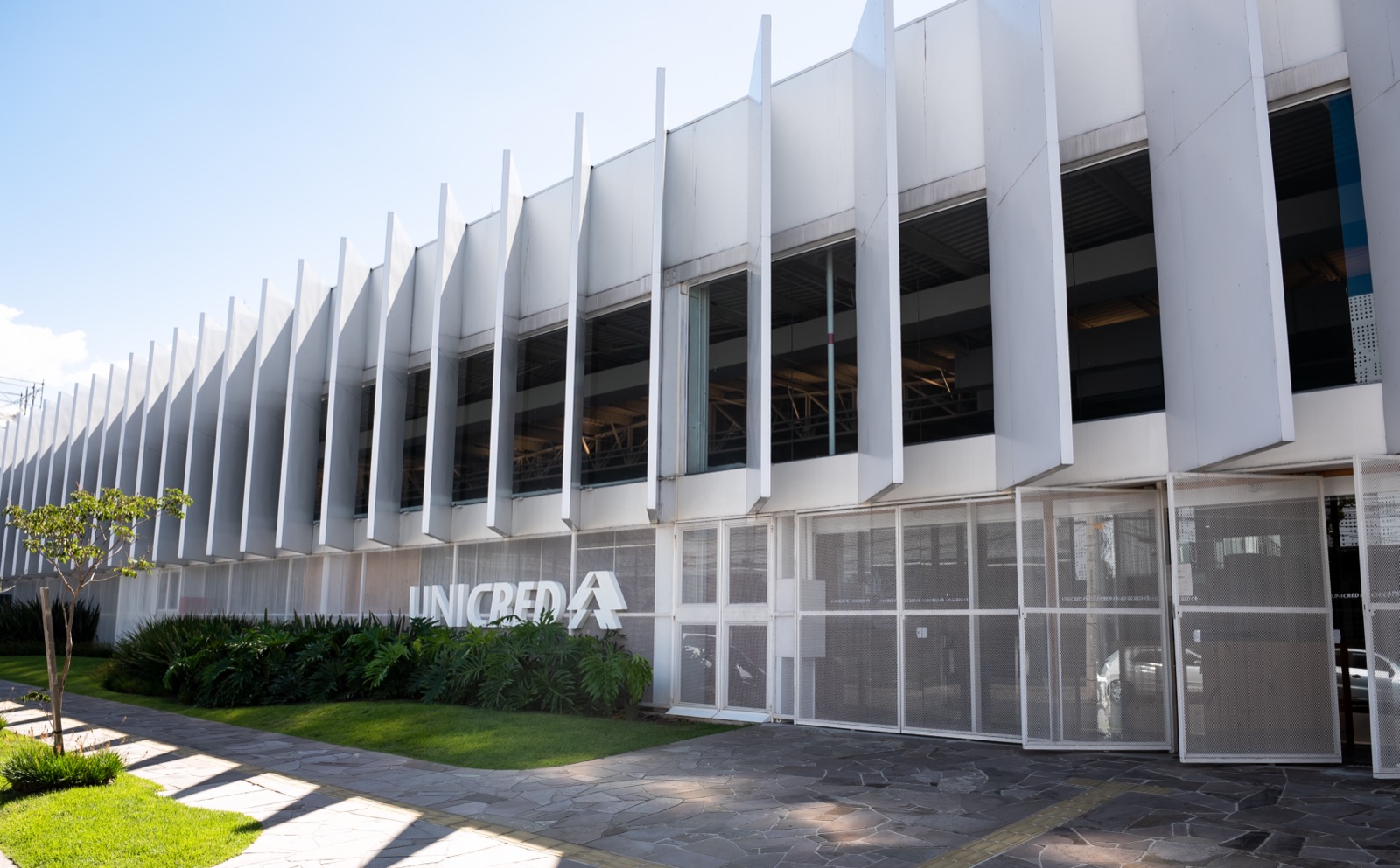 Fachada de uma agência da Unicred
